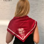 001 Atatürk Desenli Bordo Saten Fular 72x72 cm | Kare Fular, Atatürk İmzalı Şık Boyun Fuları, Cumhuriyet Temalı Premium Aksesuar