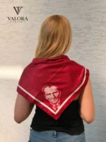 001 Atatürk Desenli Bordo Saten Fular 72x72 cm | Kare Fular, Atatürk İmzalı Şık Boyun Fuları, Cumhuriyet Temalı Premium Aksesuar